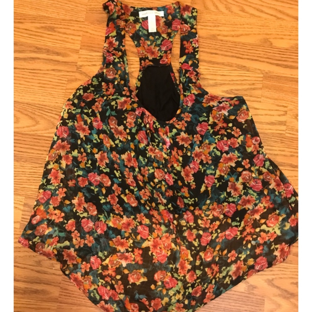 ✨3/$12✨ Cute floral & flowy top!